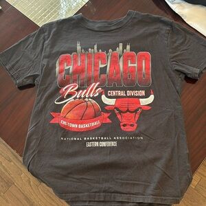 HOLLISTER Chicago Bulls Basketball vintage inspired tee size S NBA logo
